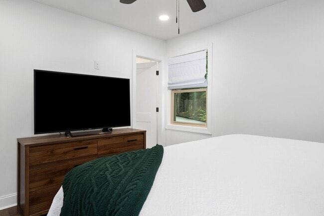 Building Photo - Home for rent in Homewood