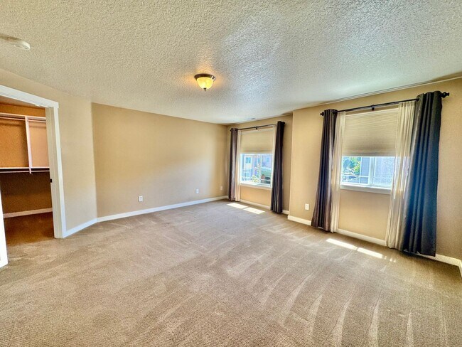 Building Photo - COMING SOON - EZ access to 205 within minu...