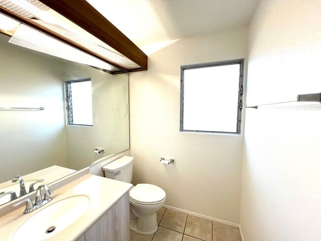 Building Photo - Spacious 5br/2.5ba House w/enclosed yard &...
