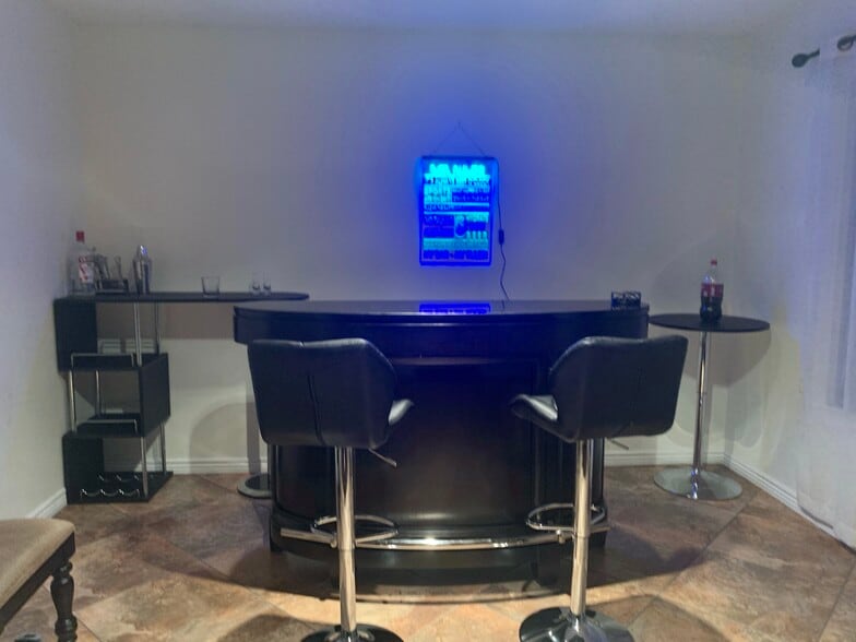 Entertainment room - 1207 E Loyola Dr