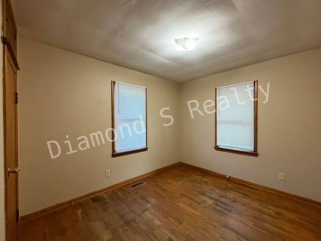 Building Photo - Cute 2 bed/1 bath house with Garage!