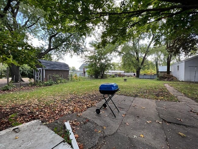 Building Photo - 415 E Broadway St