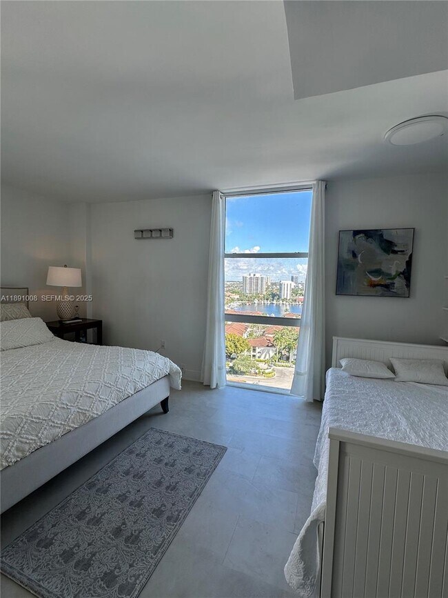 Building Photo - 3675 N Country Club Dr