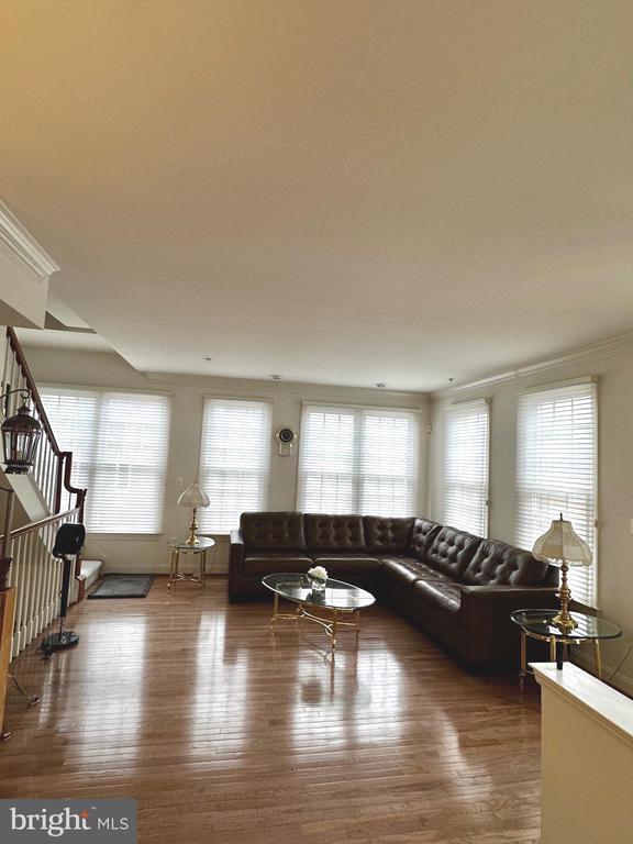 Building Photo - 1607 Seneca Ave