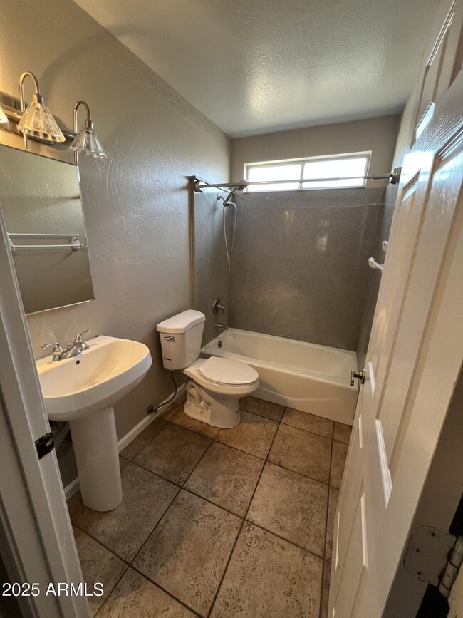 Building Photo - 7707 S Kenwood Ln