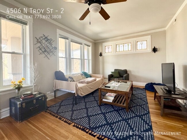 Building Photo - Sunny 2 Bed/1 Bath Steps From Kedzie Brown...