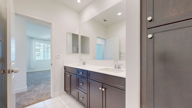 Building Photo - Bright & Beautiful 4 Bedroom 3 Full Bathroom Home!