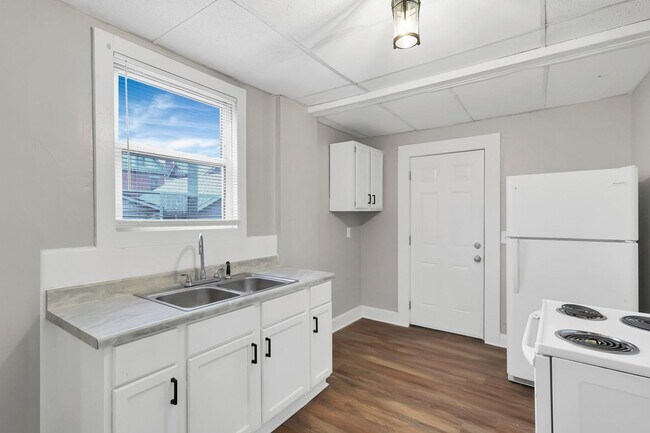 Building Photo - 1038-1040 Forest St