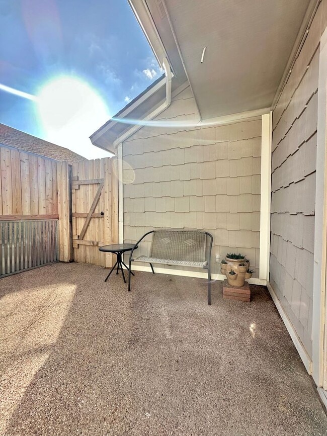 Building Photo - COMING SEPTEMBER 2025 - Updated 3 Bedroom ...