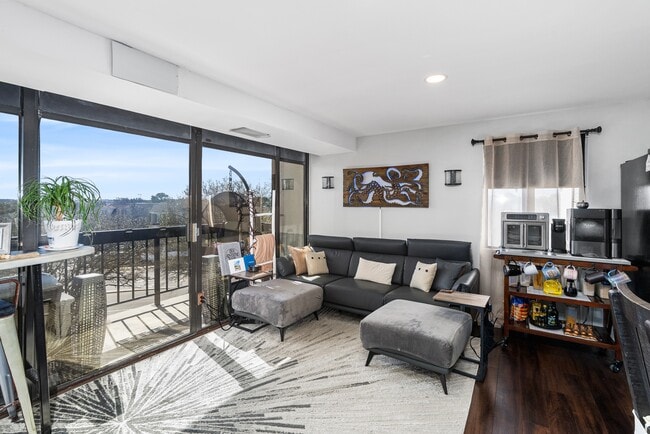 Building Photo - 3558 Shore Dr