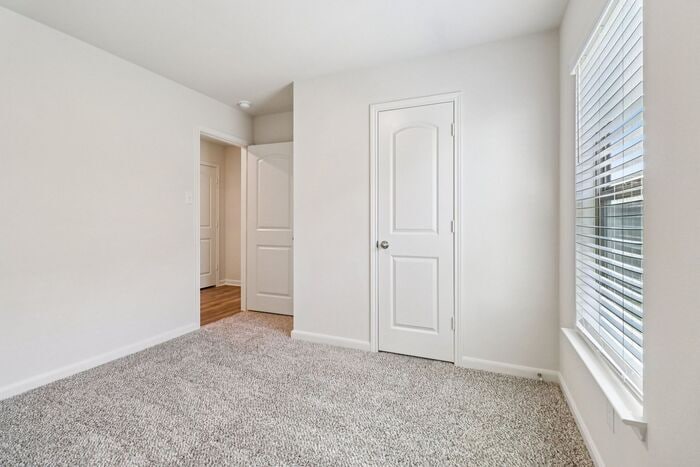 Building Photo - 520 Trinity Trl