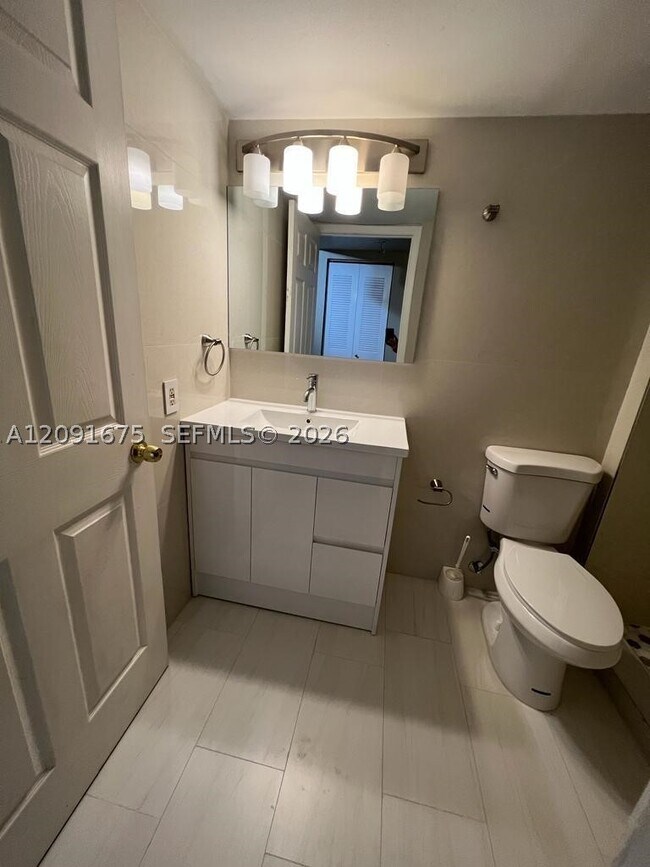 Building Photo - 9999 Summerbreeze Dr