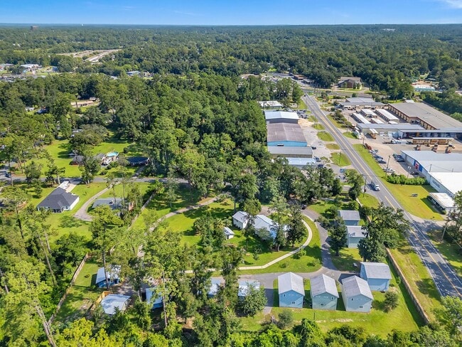 Building Photo - Convenient & Comfortable 1/1 – Updated and...