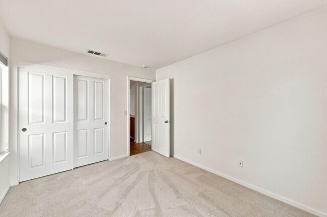 Building Photo - 914 Baines St