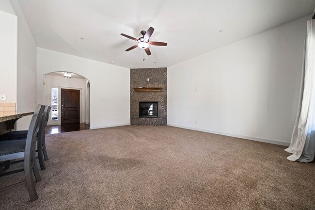 Building Photo - 3-bedroom, 2-bathroom home in great neighb...