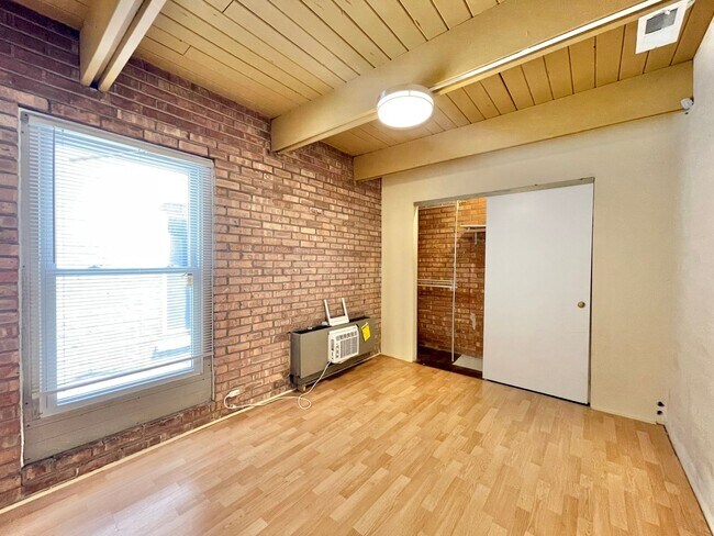 Building Photo - 806 S Loomis St
