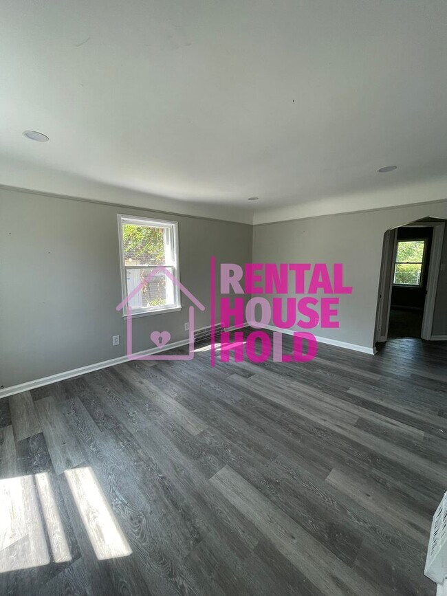 Building Photo - ~3 BEDROOM | 1 BATH | FREE PRE SCREEN