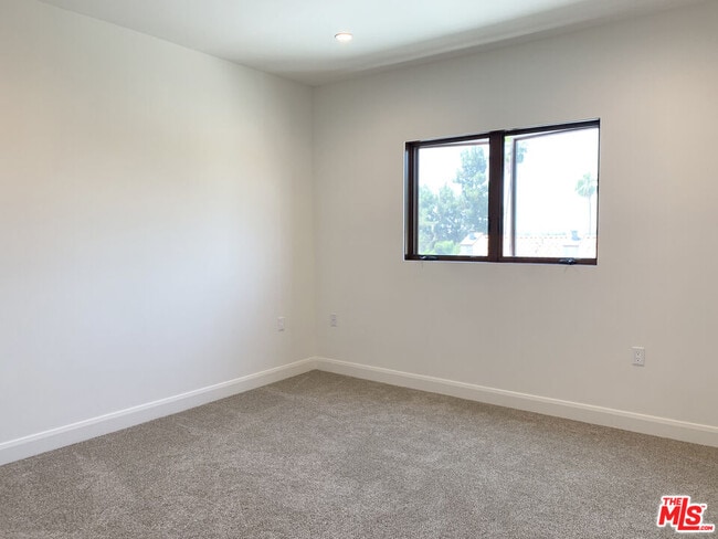 Building Photo - 859 S Lucerne Blvd