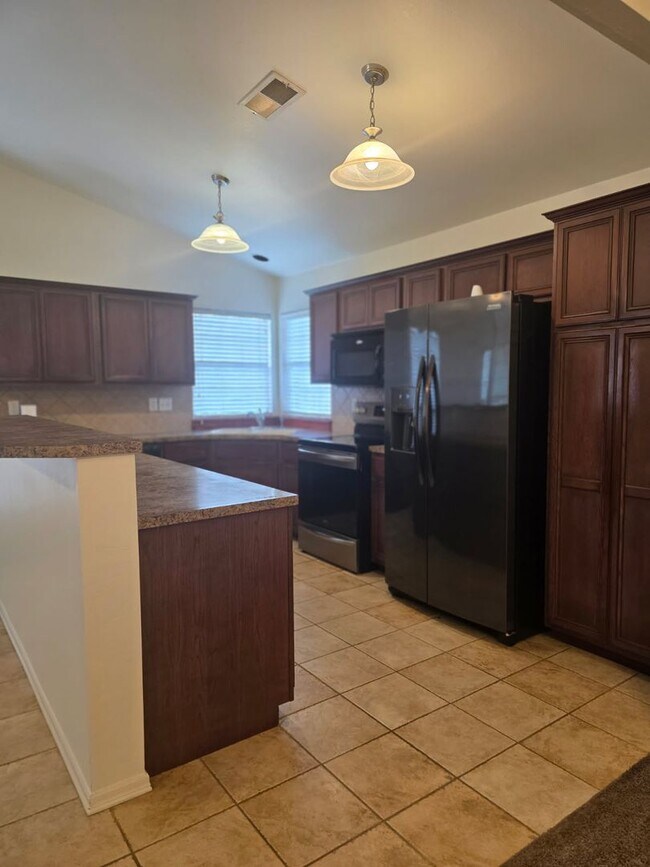 Building Photo - Come make this lovely 4 bedroom 2 bath, 2+...