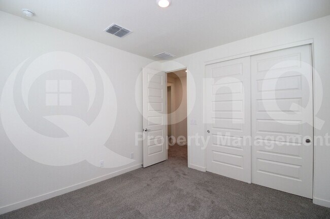 Building Photo - 683 N Bay Dr