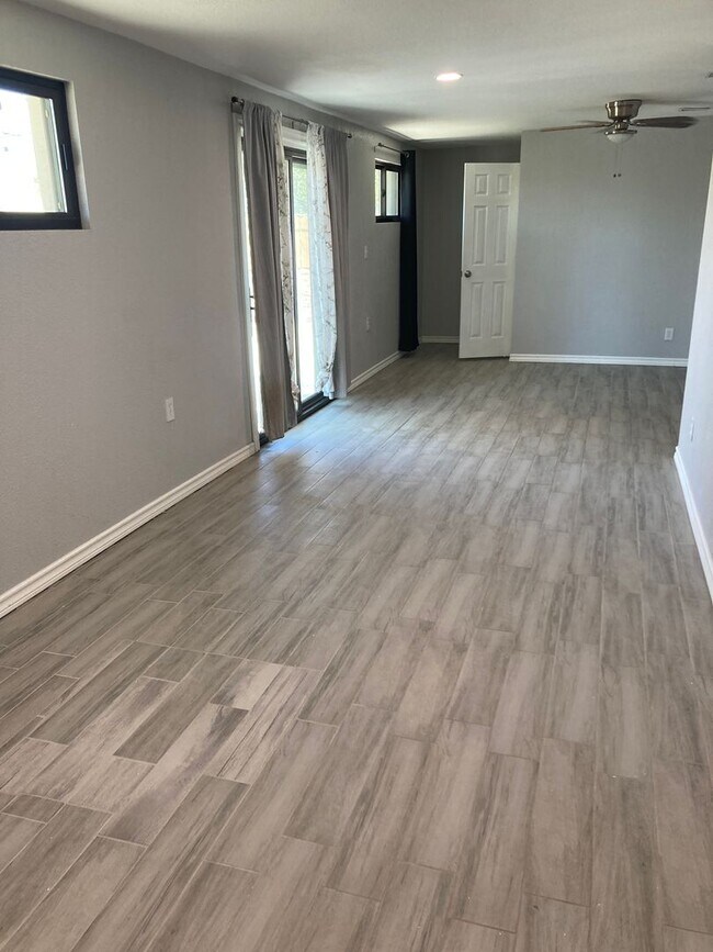 Building Photo - Updated House
