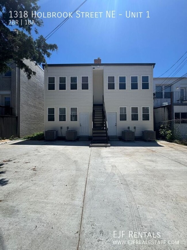 Building Photo - 1318 Holbrook St NE