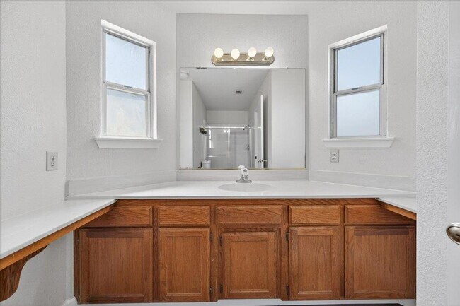 Building Photo - Nicely Remodeled North Fresno 3/2