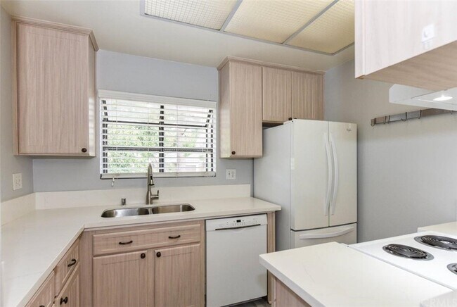 Building Photo - 90 Lakepines