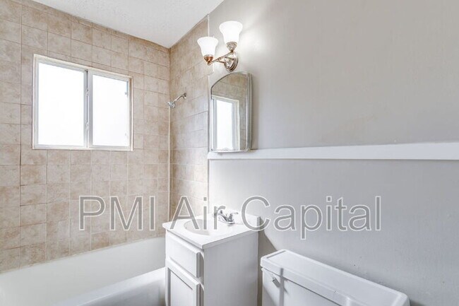 Building Photo - 638 S Woodlawn Blvd