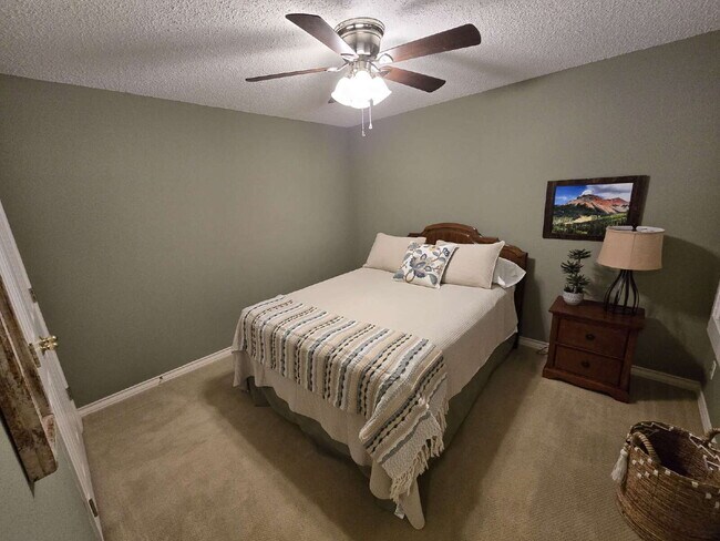 Building Photo - "Discover Spacious Comfort: 3-Bed, 2-Bath Gem on 77th Street (furnished)| Kingsgate