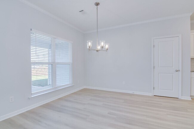 Building Photo - Like New Home - 4 Bed 3 Bath
