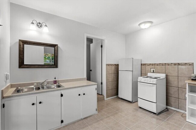 Building Photo - 3210 Bruce Dr