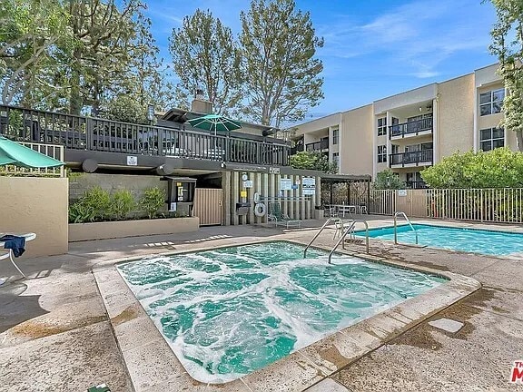 Pool & Jacuzzi - 3113 Raintree Cir