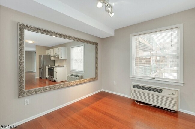 Building Photo - 50 Pine St