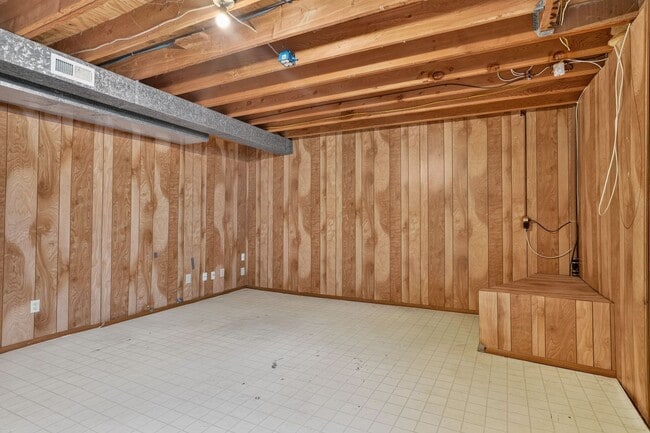 Building Photo - Renovated 3BR/2.5BA Townhome in Blue Valley Schools with Full Basement & 2-Car Garage