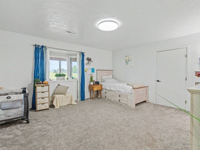 Building Photo - Spacious Furnished Home with Mountain Views and Room to Enjoy