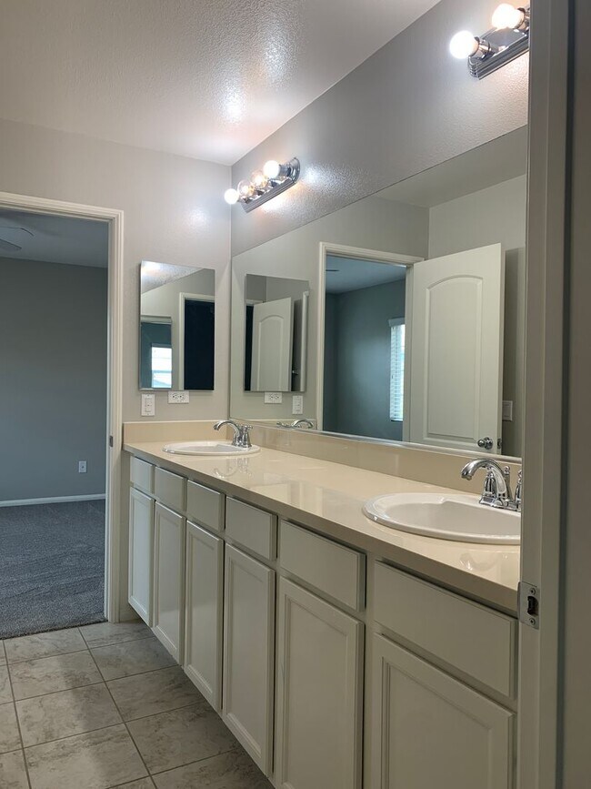 Building Photo - 3 Bedroom Condo for Rent in Murrieta