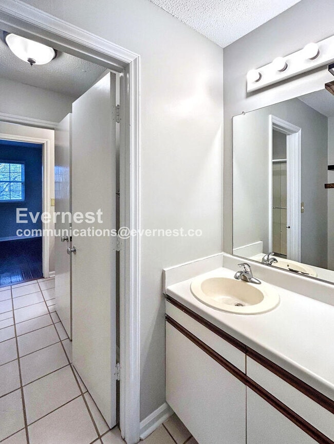 Building Photo - 2 Bed/2.5 Bath Condo with Off-Street Parking / Available Now!