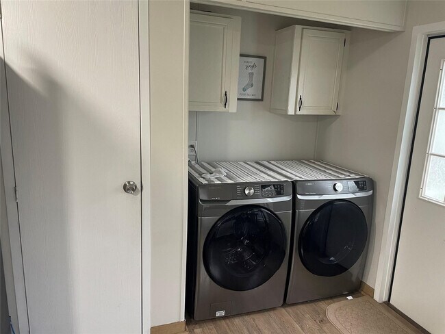 Building Photo - 5859 SW 29th Ave