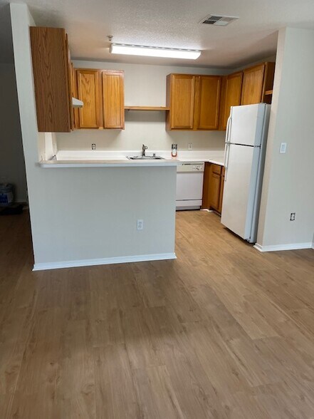 Kitchen bar counter - 565 Peerless Way
