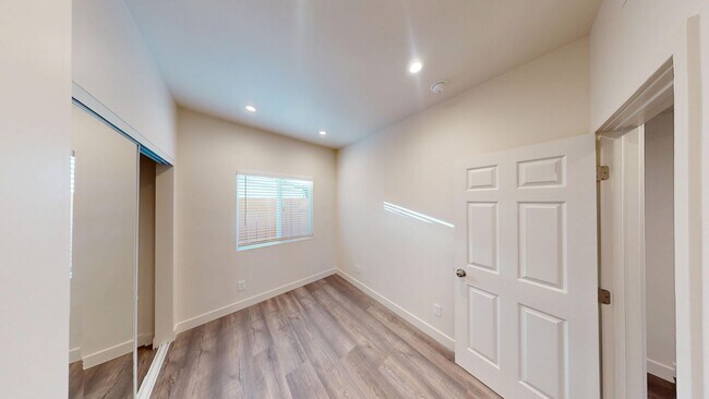 Building Photo - 4BD/2BA on East Falls! Newer Build & Rooftop Deck!