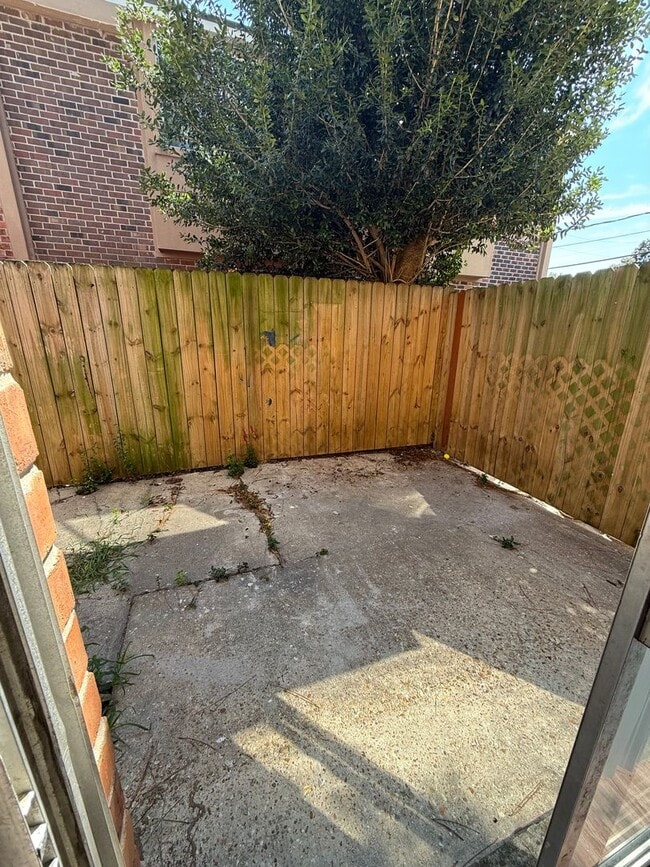 Building Photo - 2 bedroom 2 bath town home in a gated comm...