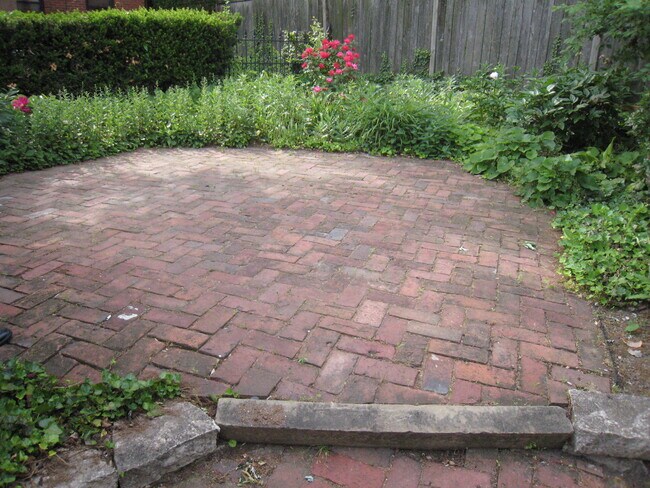 Building Photo - 117 E Sycamore St