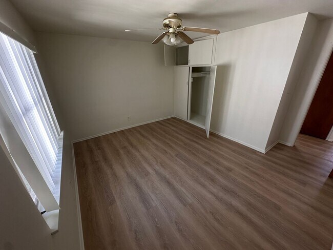 Building Photo - $500 OFF 1ST MONTHS RENT! Bright 2 Bedroom...