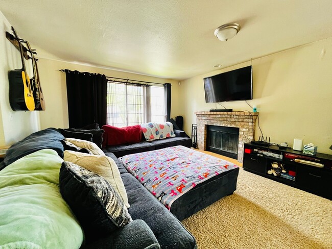 Building Photo - Pet Friendly Home Close to Everything