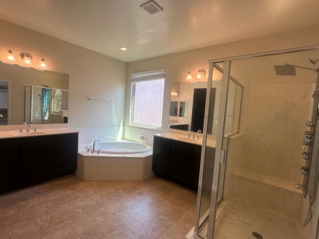 Building Photo - 582 Glassford Ct