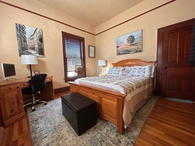 Building Photo - Lovely Historical Home