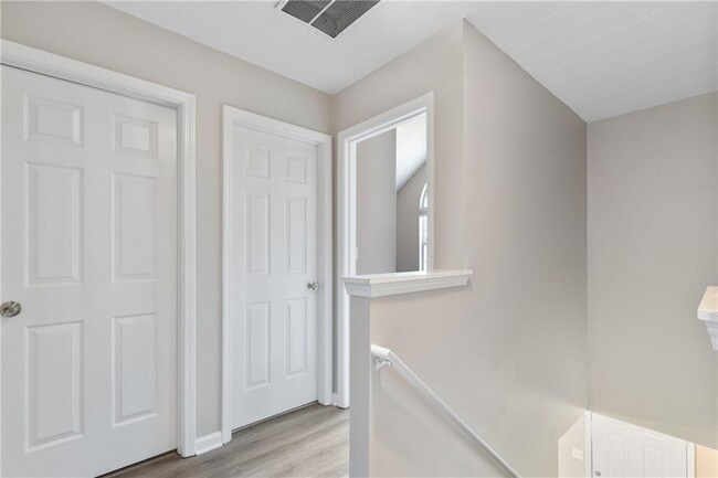 Building Photo - 3228 Diamond Blf