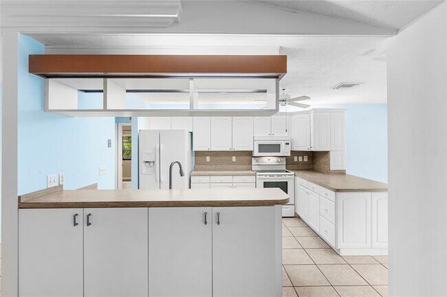 Building Photo - 2041 SE Floresta Dr