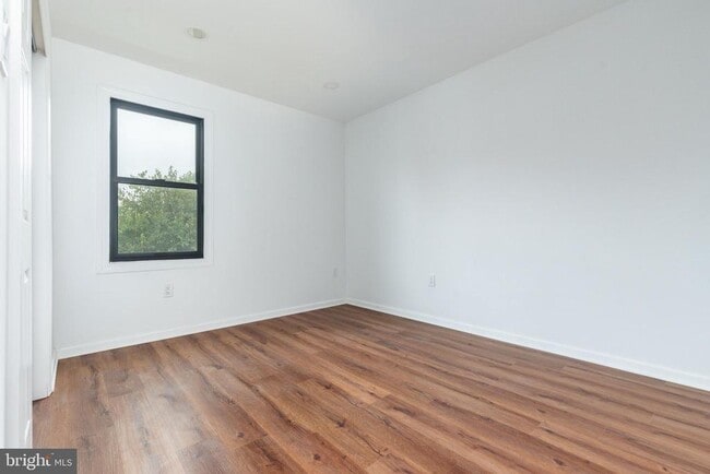 Building Photo - 32 E Elm St